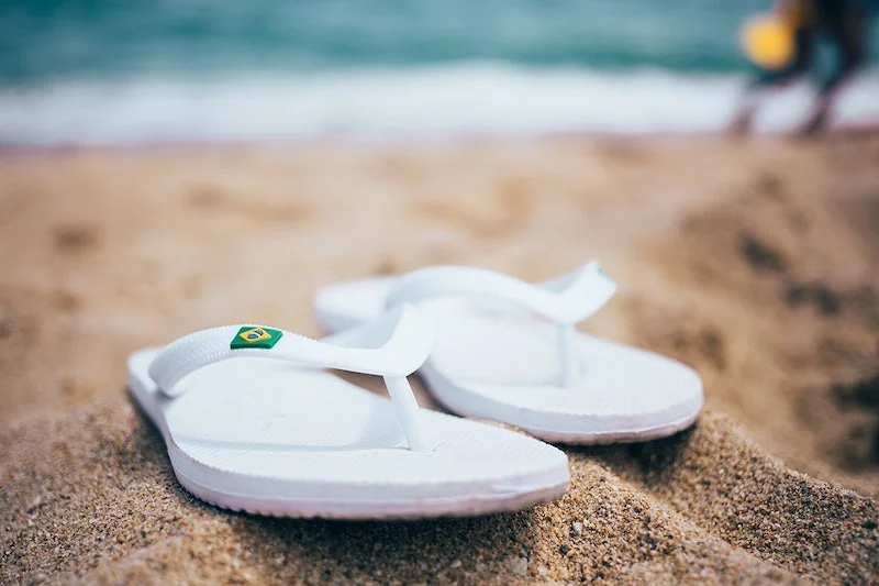 Os chinelos brancos são lindos, porém são fáceis de sujar. Nesse artigo voce irá aprender truques de como limpar seu chinelo branco deixando-o impecável