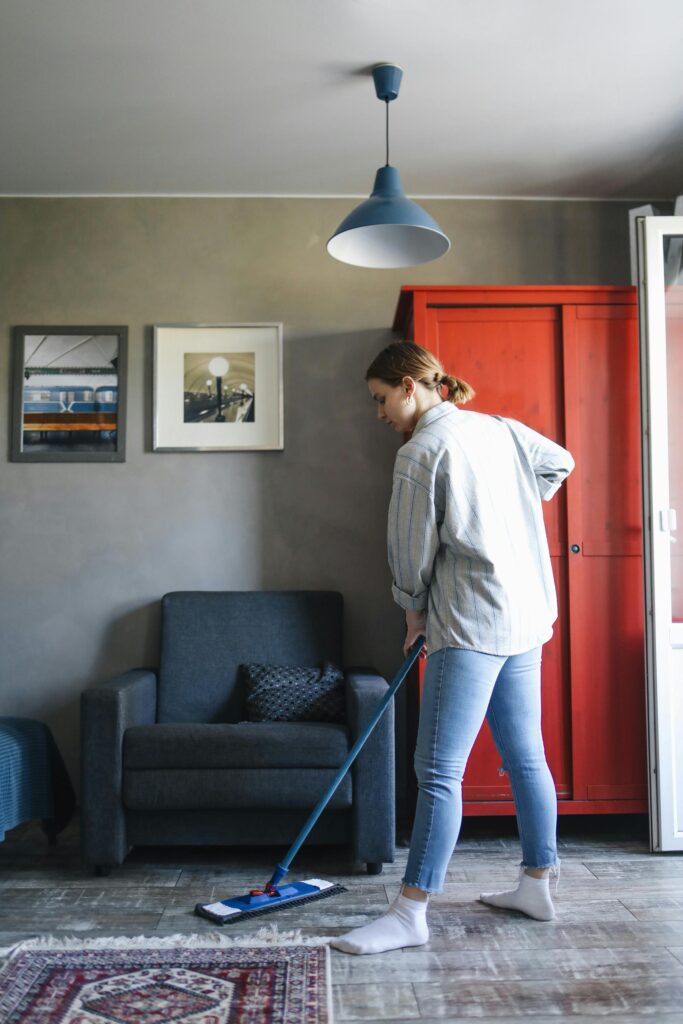 Limpar a casa regularmente é essencial para deixar a casa com um bom cheiro