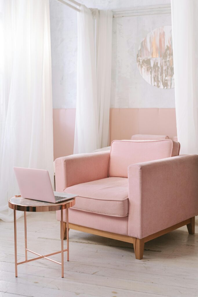 O dourado é uma excelente cor que combina com o rosa para a decoração da sua casa