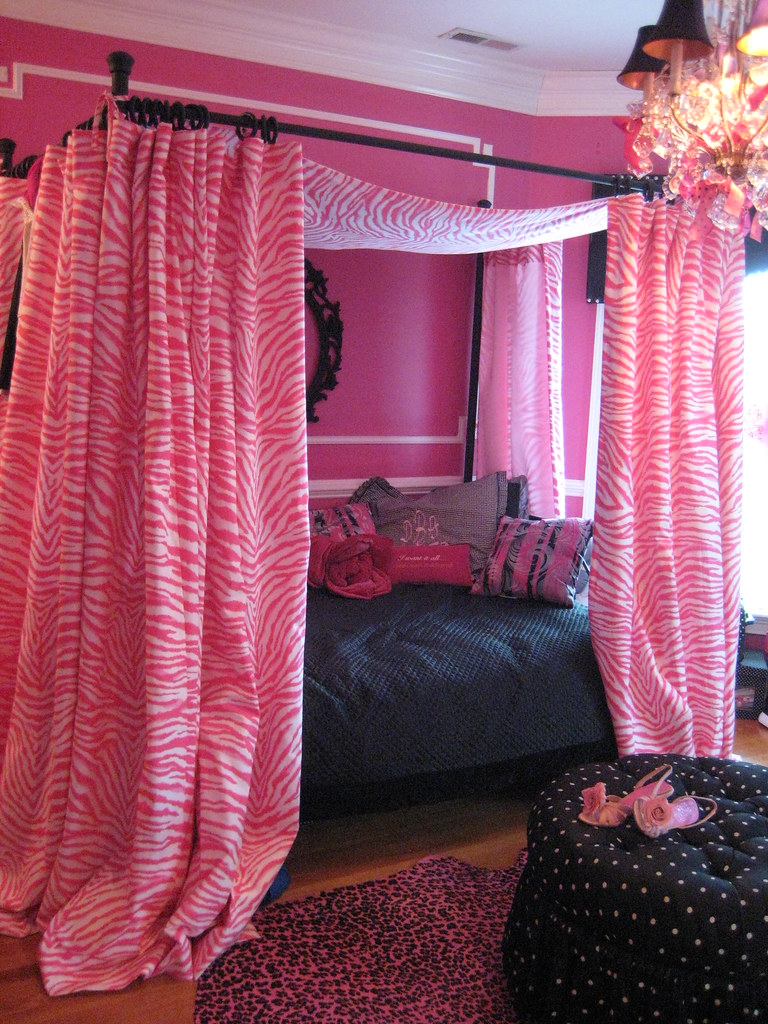 O preto é uma excelente cor que combina com o rosa para a decoração da sua casa
