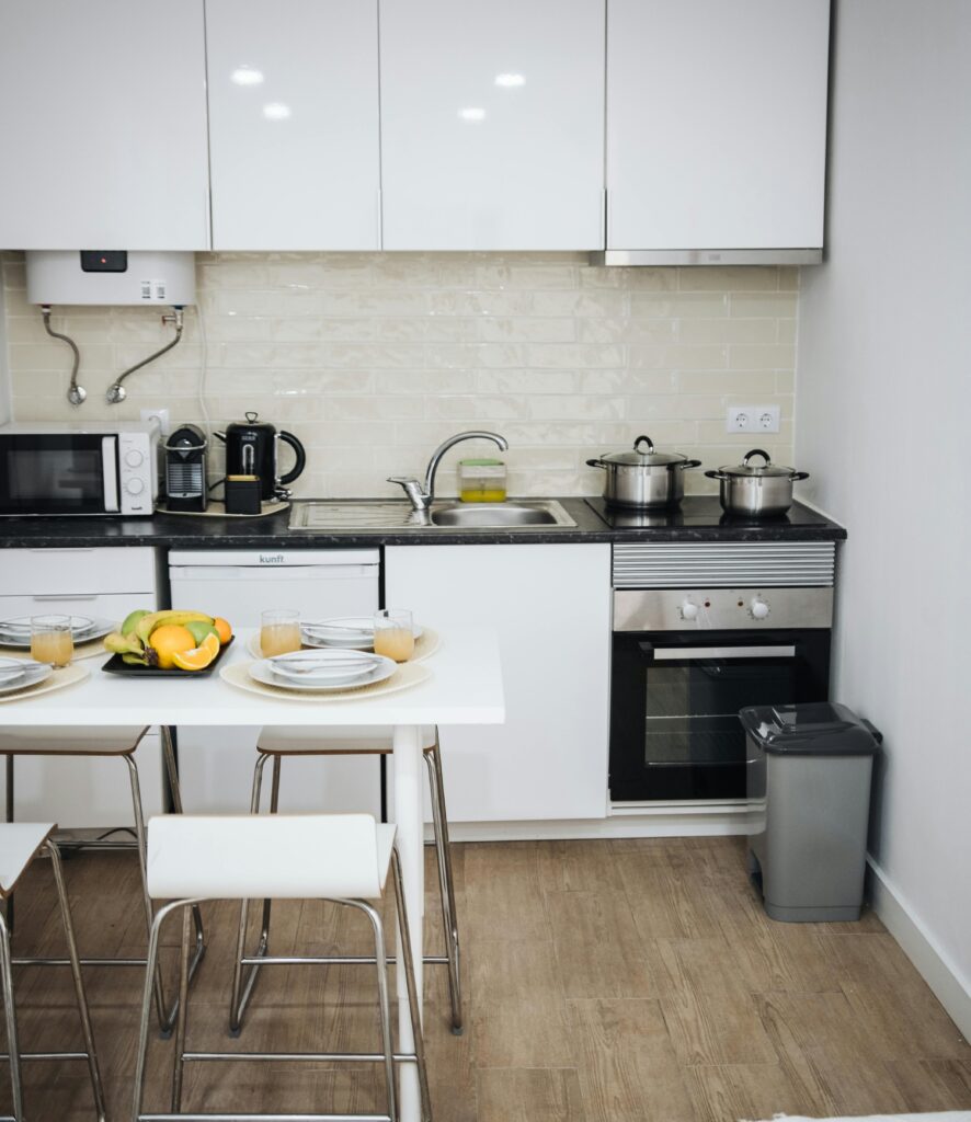 Nesse artigo voce irá aprender a como decorar uma cozinha pequena, transformando um ambiente simples com criatividade e com boas escolhas