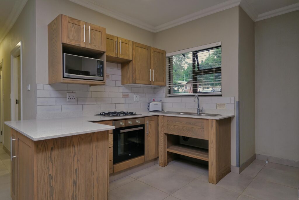 Seja adepto a uma decoração minimalista para a sua cozinha pequena