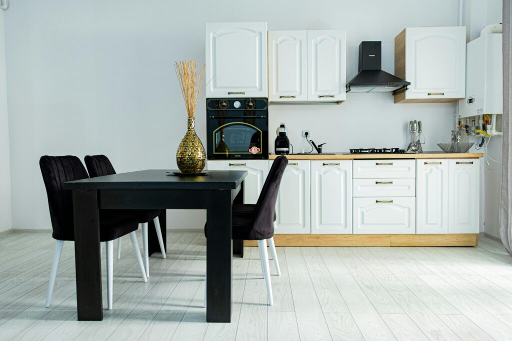 Invista em móveis planejados na decoração da sua cozinha pequena