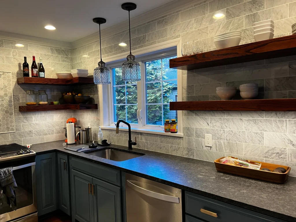 Utilize prateleiras e nichos na decoração da sua cozinha pequena