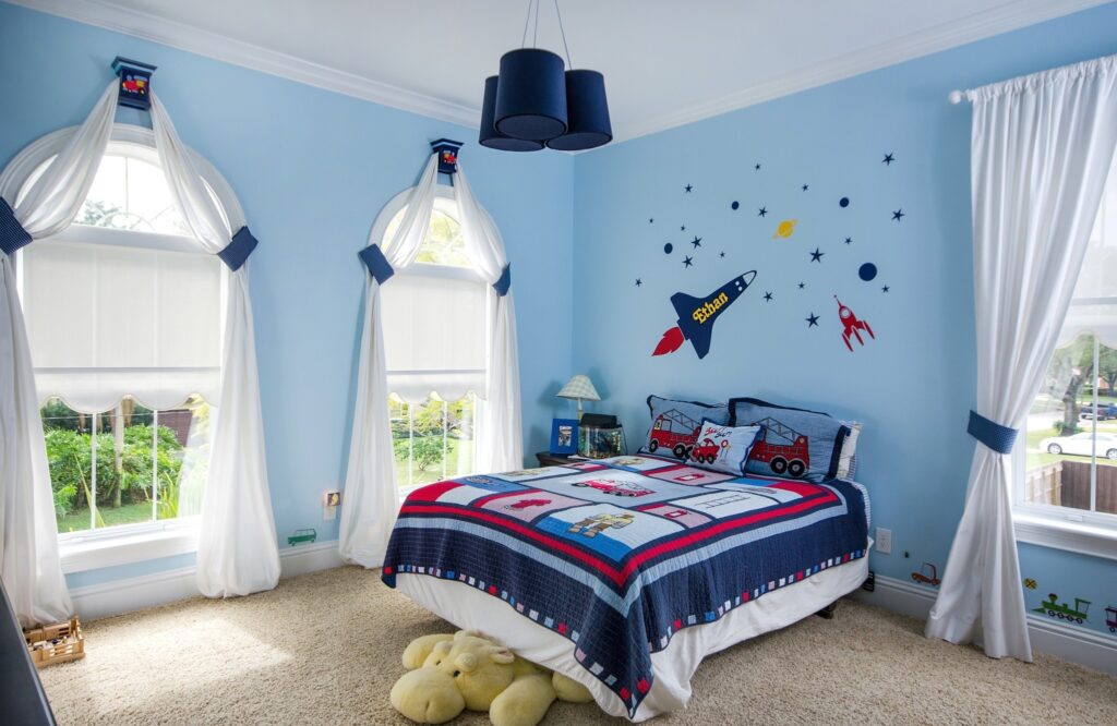Nesse artigo você vai aprender a como decorar um quarto infantil de menino, abordaremos os principais tópicos