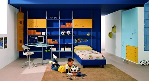 Escolher tapetes antiderrapantes para a decoração do quarto infantil de menino traz mais segurança para a criança se divertir