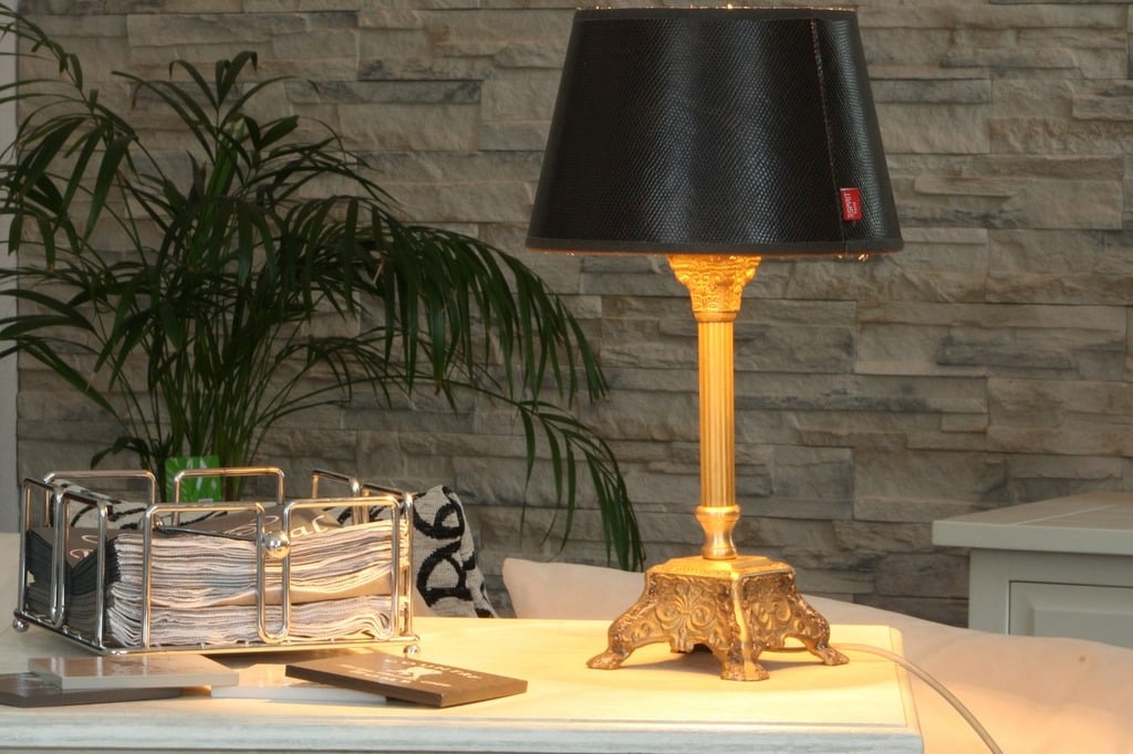 Selecione bem as luminárias, utilize de forma estratégica para oferecer uma ótima iluminação para sua sala de estar