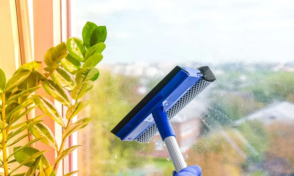 É importante escolher os materiais que você irá utilizar para limpar os vidros da sua casa