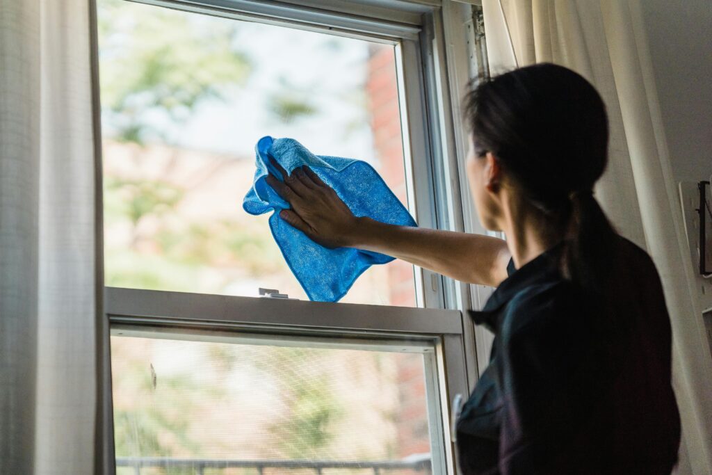 Aprenda a limpar os vidros de casa para transformar o ambiente